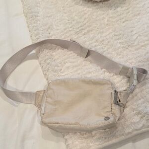 Lululemon belt bag 1L cream